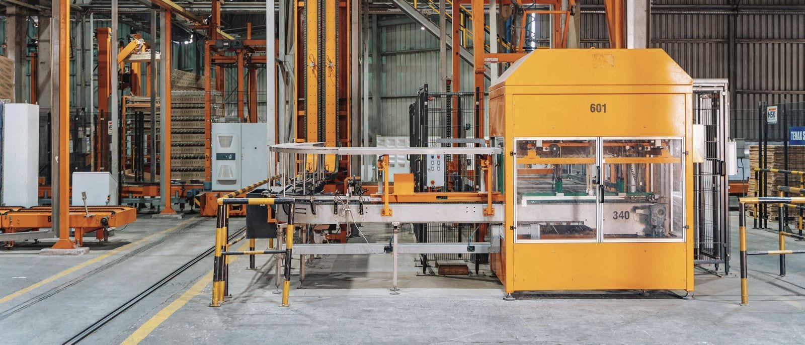 Packaging line with conveyors and an enclosed cell
